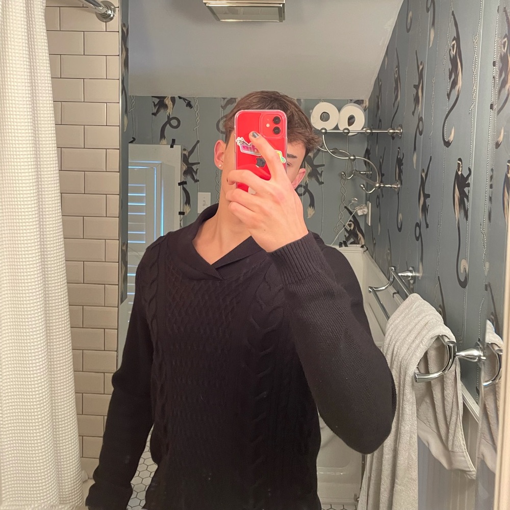 Men’s Medium black Murano V-neck athletic cut sweater